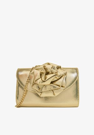 Bolso clutch metálico dorado con gran detalle de rosa de tela en el frente y una correa de cadena dorada.