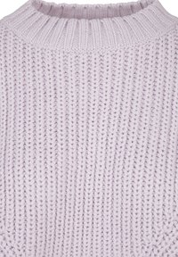 Maglione lavorato a maglia di colore viola chiaro, con un collo alto a coste e un motivo testurizzato caratterizzato da linee verticali pronunciate e un aspetto morbido.