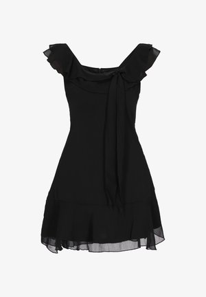 Musta mekko, jossa on röyhelökaulus, lyhyet hihat, tiukka vartalo ja levenevä hame kerroksellisella helmaa. Valmistettu keveästä kankaasta.