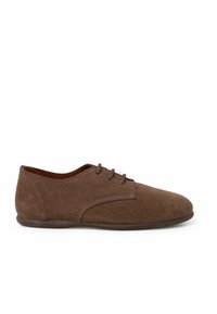 Scarpe in suede marrone con lacci, punta arrotondata, texture liscia e suola in gomma sottile. Presentano cuciture decorative lungo il lato.