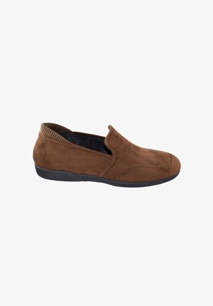 Zapato marrón de ante tipo slip-on con suela negra y collar trasero elástico, mostrado en perfil lateral sobre un fondo blanco.