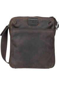 Borsa a tracolla in pelle marrone con chiusura a zip, finitura testurizzata e tracolla intrecciata. Presenta una patch logo frontale e un design semplice.