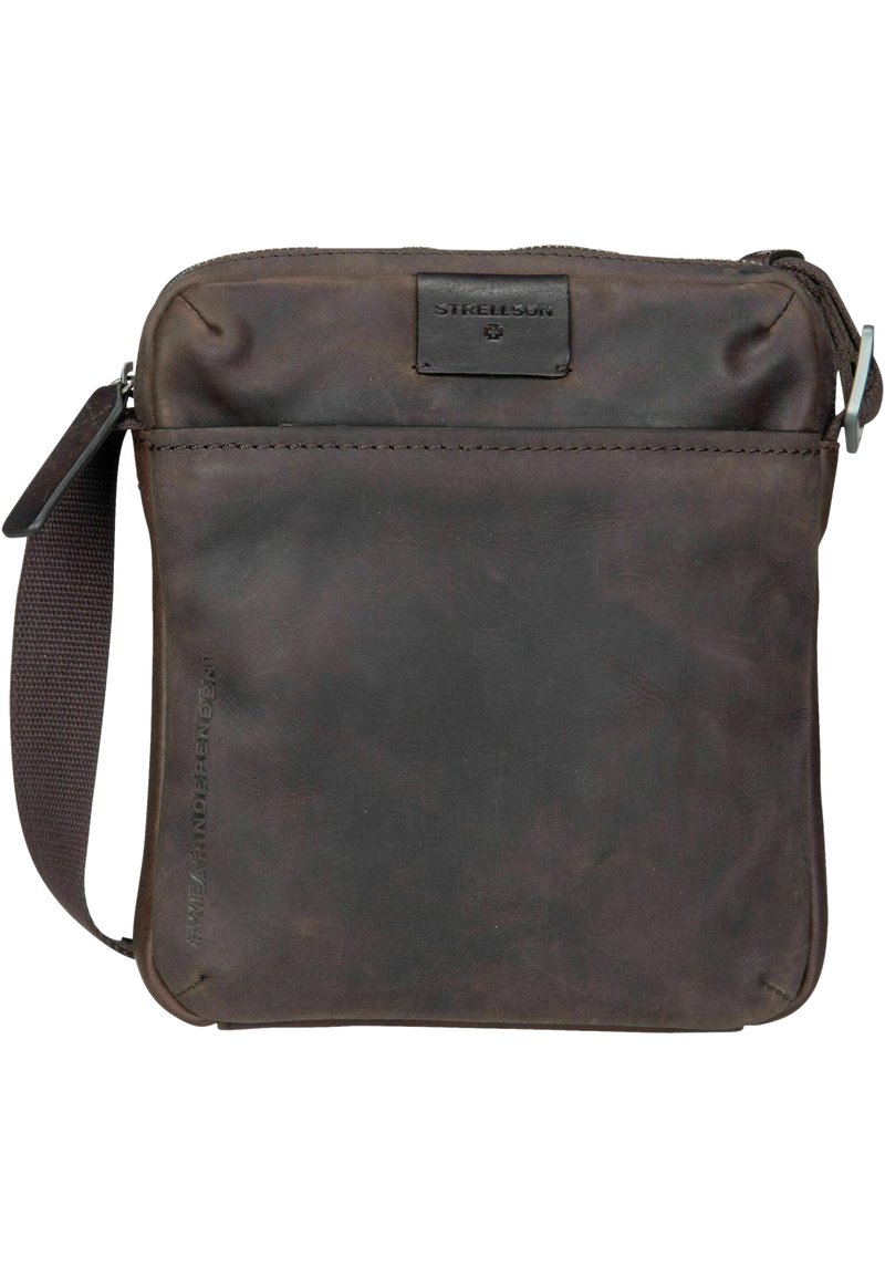 Borsa a tracolla in pelle marrone con chiusura a zip, finitura testurizzata e tracolla intrecciata. Presenta una patch logo frontale e un design semplice.