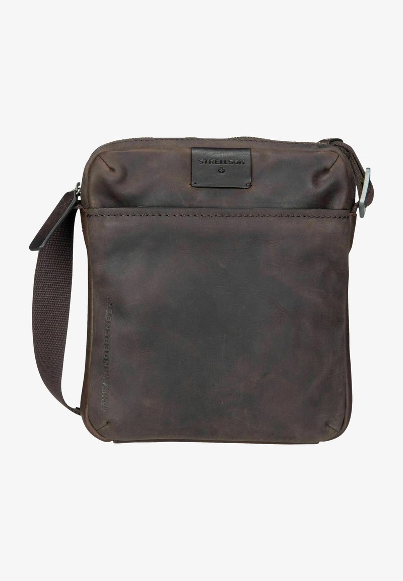 Borsa a tracolla in pelle marrone con chiusura a zip, finitura testurizzata e tracolla intrecciata. Presenta una patch logo frontale e un design semplice.