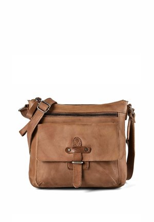 Bolso cruzado de piel marrón con correa ajustable, bolsillo delantero con solapa asegurado con correa y hebilla, y bolsillo con cremallera sobre la solapa.