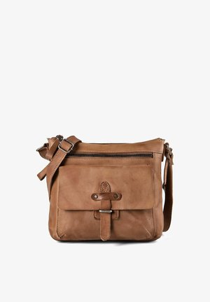 Bolso cruzado de piel marrón con correa ajustable, bolsillo delantero con solapa asegurado con correa y hebilla, y bolsillo con cremallera sobre la solapa.