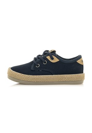 Marinefarbige Leinenschuhe mit runder Zehenpartie, beigem Akzent an der Schnürung und geflochtenem Jutemittelsohle. Gummiaußensohle für Griffigkeit und Flexibilität.