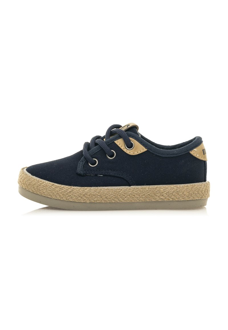 Baskets en toile bleu marine avec un bout rond, une touche beige sur le lacet, et une semelle intermédiaire en jute tressé. Semelle extérieure en caoutchouc pour traction et flexibilité.