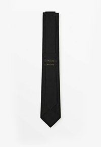 Cravate en soie noire avec une texture lisse, dotée d'une pointe et d'un léger éclat. Comprend une étiquette avec des lettres dorées.