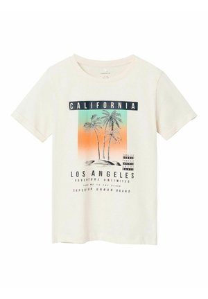 Camiseta de algodón color crema con un diseño gráfico que incluye palmeras, texto en tonos negros y naranjas, cuello redondo y mangas cortas.