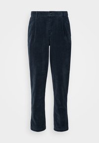 Pantalon en velours côtelé bleu foncé à plis, avec passants de ceinture et fermeture à bouton, présenté sur un fond clair uni.