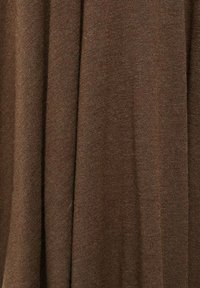Tissu en maille marron avec une texture douce présentant un tissage fin et régulier. Le matériau a une apparence légèrement chinée et se drape de manière fluide.
