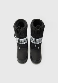 Fekete téli csizmák, párnázott kialakítással, gumitalppal, húzózsinóros zárással, és egy fehér "LOVE MOSCHINO" logós szalaggal a felső részen.