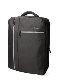 Zaino nero realizzato in tessuto resistente con finitura testurizzata. Presenta una tasca frontale con zip e una cerniera centrale, accentuata da strisce riflettenti.