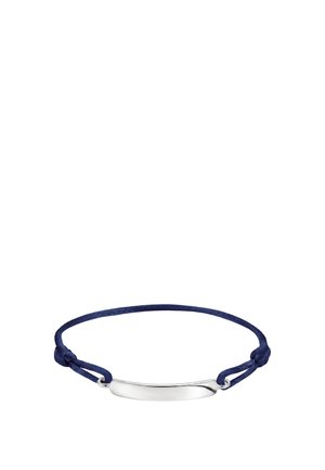Marineblaues verstellbares Kord-Armband mit einer glatten silbernen rechteckigen Mittelplatte auf weißem Hintergrund.