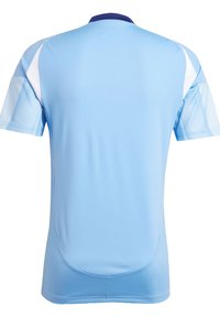 Jersey deportivo azul claro hecho de una tela suave que absorbe la humedad. Presenta un cuello azul oscuro y detalles en blanco en los hombros.