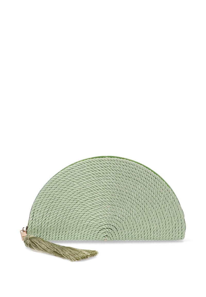 Bolso de mano tejido verde con forma de media luna, diseño de trenza texturizada y un borlas decorativa en la cremallera para un detalle adicional.