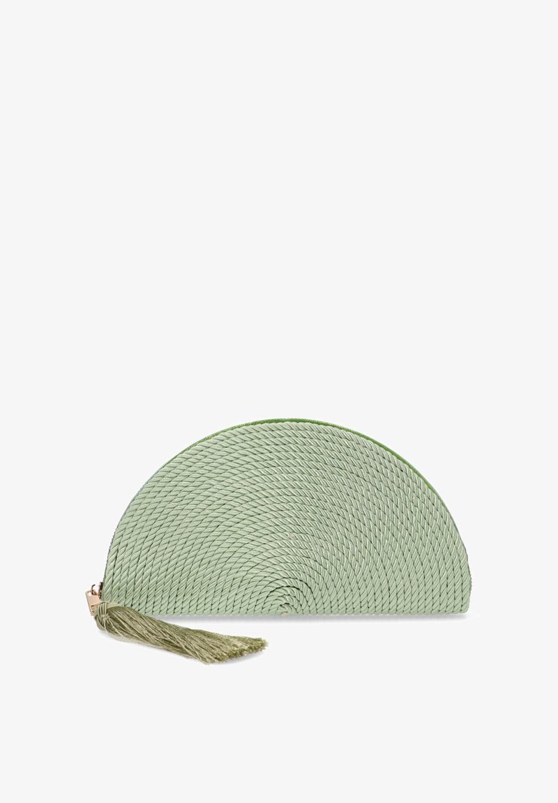 Bolso de mano tejido verde con forma de media luna, diseño de trenza texturizada y un borlas decorativa en la cremallera para un detalle adicional.