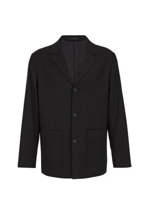 Must mustriga ülikond, millel on sälkvarrukas, ühekordne nööp, kolm nööpi ja kaks esist taskut. Sile kangastekstuur.