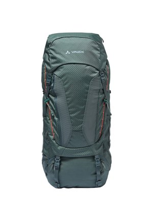 Zaino da trekking verde con tessuto testurizzato, spallacci imbottiti, fibbie regolabili e dettagli arancioni a contrasto. Design compatto ed ergonomico.