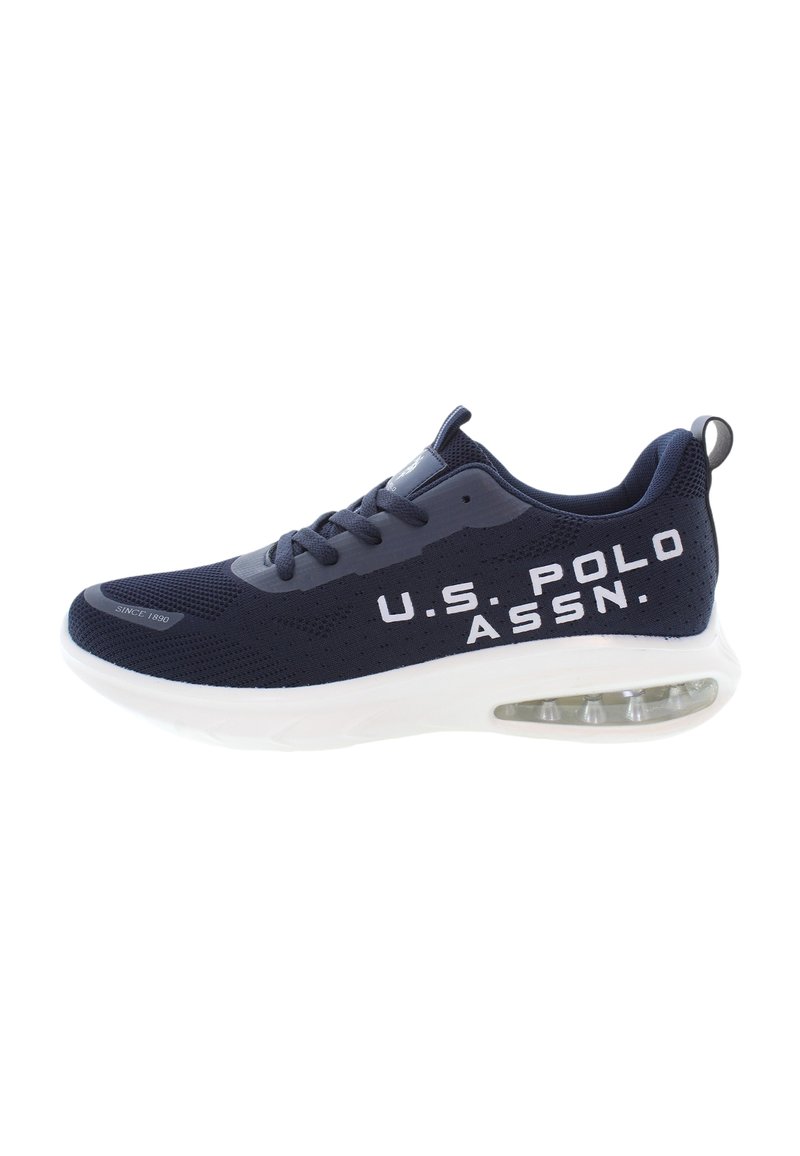 Mornarsko športno obuvalo z mrežastim zgornjim delom, belim logotipom "U.S. POLO ASSN." na strani in vidno enoto za zračnovo blaženje v podplatu.