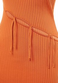 Robe orange côtelée au design ajusté, avec des découpes transparentes et des liens à la taille pour un style ajustable. Tissu tricoté texturé.