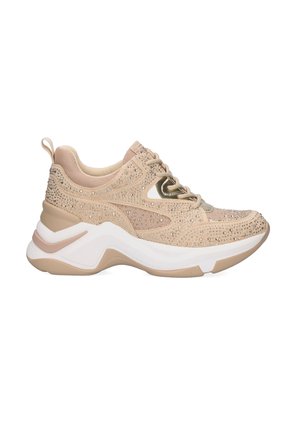 Zapatilla deportiva beige con una parte superior texturizada, adornada con strass, mediasuela blanca y suela exterior ligeramente curvada para mayor soporte.