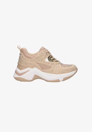 Zapatilla deportiva beige con una parte superior texturizada, adornada con strass, mediasuela blanca y suela exterior ligeramente curvada para mayor soporte.