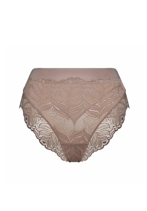 Beżowa bielizna z wysokim stanem z koronki o kwiatowych wzorach i falistych krawędziach, łącząca nieprzezroczystą tkaninę w pasie z przezroczystą koronką poniżej.
