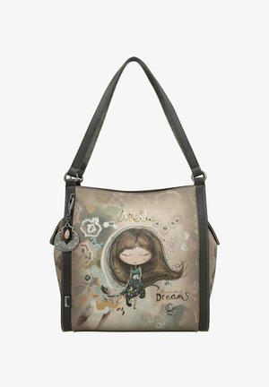Mehrfarbige Handtasche mit einer Cartoon-Illustration eines Mädchens, aus glattem synthetischem Material, mit dunklen Trägern, einem dekorativen Anhänger und gestickten Akzenten.