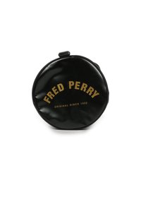 Sort cirkulær taske lavet af glat materiale, med et guldlogo der viser "FRED PERRY" og "ORIGINAL SINCE 1952" i en bue.