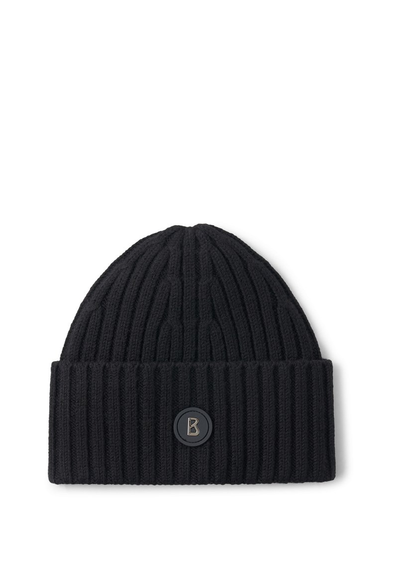 Czarna, prążkowana czapka beanie z podwiniętym mankietem oraz okrągłą naszywką z literą B umieszczoną na środku mankietu.