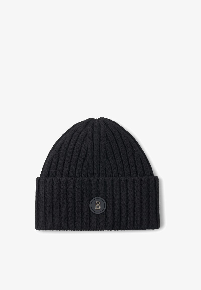 Czarna, prążkowana czapka beanie z podwiniętym mankietem oraz okrągłą naszywką z literą B umieszczoną na środku mankietu.