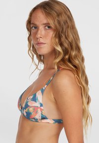 Top bikini floreale con scollo a V profondo, sfondo blu, fiori pesca e arancioni, e spalline sottili regolabili.