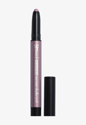 Lápiz sombra morado IT Cosmetics Superhero No-Tug extendido con tapa negra al lado sobre un fondo blanco.