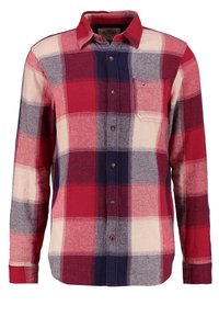 Rot, blau und creme kariertes Flanellhemd mit langen Ärmeln, Knopfverschluss und einer Brusttasche. Weicher Stoff mit lässigem Design.