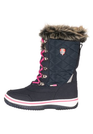 Marineblaue Winterstiefel mit rosa Schnürsenkeln, gestepptem Obermaterial, Kunstpelzbesatz, Gummisohle, wasserdichtem Etikett und einem kleinen Schildemblem an der Seite.