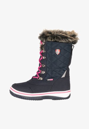 Marineblaue Winterstiefel mit rosa Schnürsenkeln, gestepptem Obermaterial, Kunstpelzbesatz, Gummisohle, wasserdichtem Etikett und einem kleinen Schildemblem an der Seite.