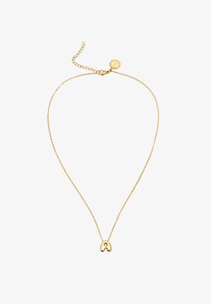 Delikatny złoty naszyjnik z łańcuszkiem, z małą zawieszką w kształcie litery "A" oraz okrągłą, oznaczoną marki przy zapięciu.