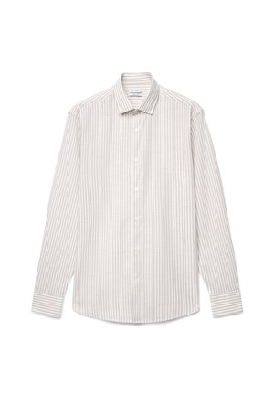 Chemise beige clair à manches longues avec de fines rayures blanches verticales, col standard, boutons sur le devant et poignets structurés. Texture de tissu lisse.