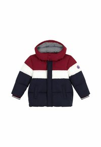 Doudoune rouge, blanche et bleu marine avec capuche. Elle possède une fermeture éclair à l'avant, deux poches avant et des accents rayés sur les poignets et la doublure.