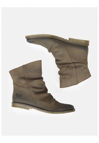 Botas tobilleras marrones de ante suave, con una suela de perfil bajo y un logo de mariposa estampado en el lado exterior.