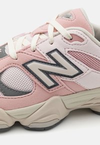 New Balance 9060 - Joggesko - white/rose