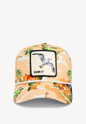 Gorra con un patrón floral en tonos durazno, que presenta un parche cuadrado con borde negro donde se encuentra bordada una gaviota y el texto "PASANDO".