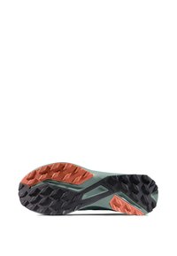 Trail-Laufschuhsohle mit einer strukturierten schwarzen Gummieroberfläche und orangefarbenen Akzenten, die Halt bietet. Der Schuh hat ein stromlinienförmiges Design und eine leichte Krümmung.
