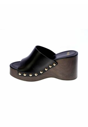 Sandalo mule in pelle nera con zeppa in legno e dettagli di borchie dorate sul lato.