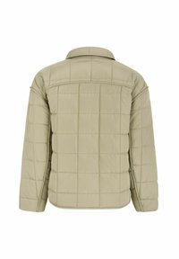 Beige quiltet jakke med en struktureret krave, der har horisontale stikninger og en afslappet pasform. Materialet er glat med en mat finish.