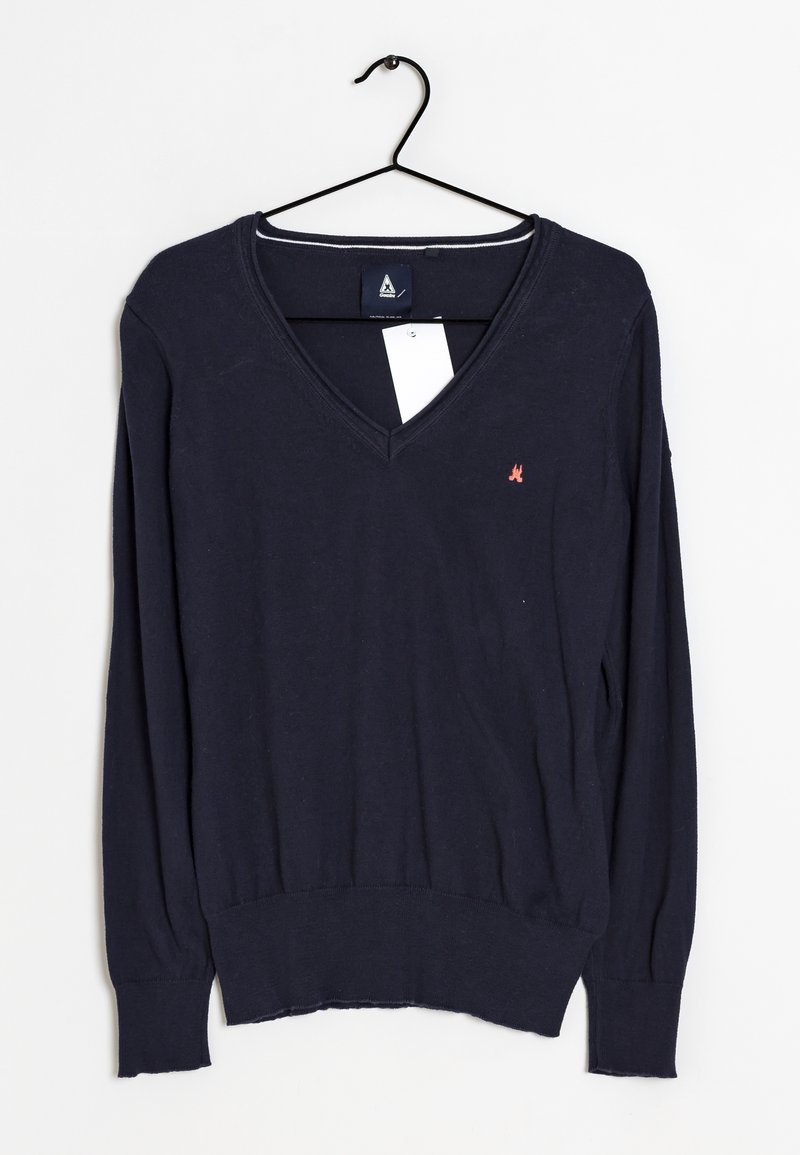 Marinblå V-ringad tröja i mjukt material, med långa ärmar och ribbat nederkant, prydd med en liten röd logotyp på bröstet. Hänger på en svart krok.