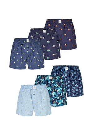 Zes paar herenboxershorts in marineblauw en lichtblauw met patronen van ananassen, bestelwagens, frietjes, palmbomen en tropische bloemen.