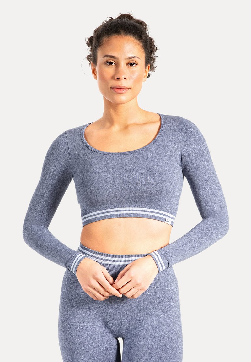 Langærmet crop top i meleret blå stof med rund halsudskæring og kontrastfarvet stribet bånd ved kant og ærmer.